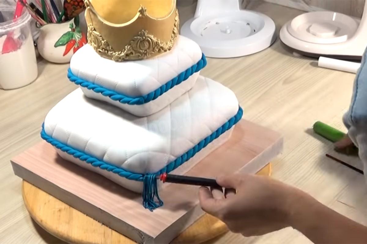 Шаг 70 приготовления Торт Подушка с короной из мастики
