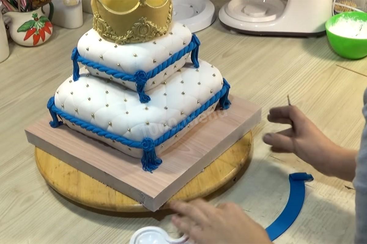 Шаг 74 приготовления Торт Подушка с короной из мастики