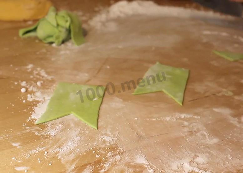 Шаг 21 приготовления Торт Подарок шоколадный бисквит из мастики