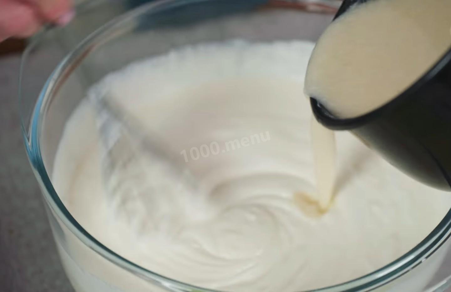 Шаг 11 приготовления Творожный торт с клубникой без выпечки