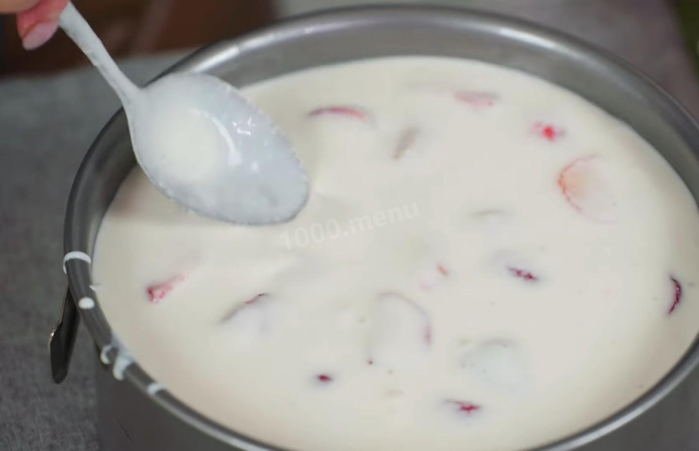 Шаг 14 приготовления Творожный торт с клубникой без выпечки