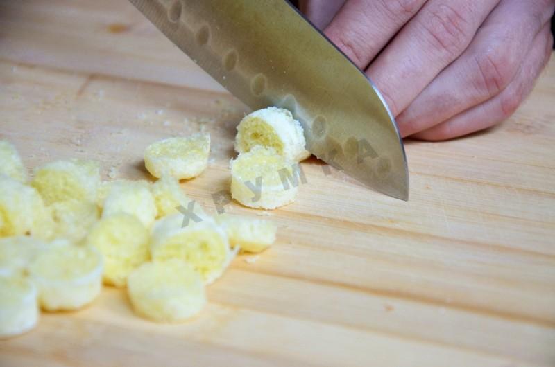 Шаг 2 приготовления Ванильный торт с арахисом и кукурузными палочками