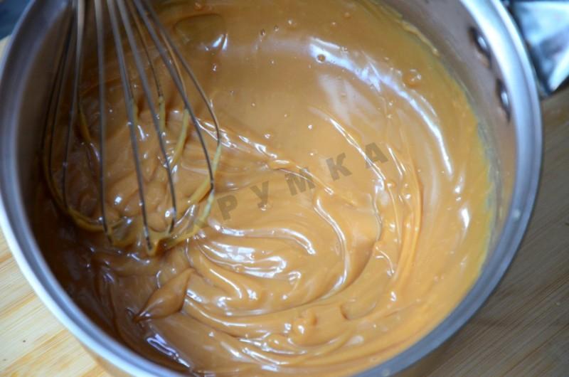 Шаг 5 приготовления Ванильный торт с арахисом и кукурузными палочками
