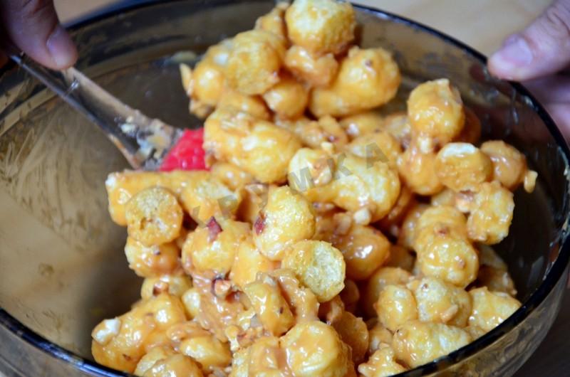 Шаг 6 приготовления Ванильный торт с арахисом и кукурузными палочками