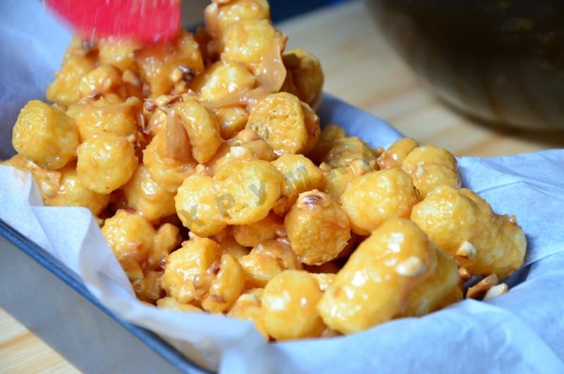 Шаг 7 приготовления Ванильный торт с арахисом и кукурузными палочками