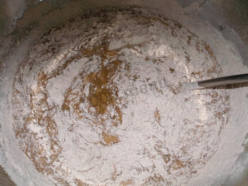 Шаг 9 приготовления Медовый торт с кремом из сгущенки со сметаной