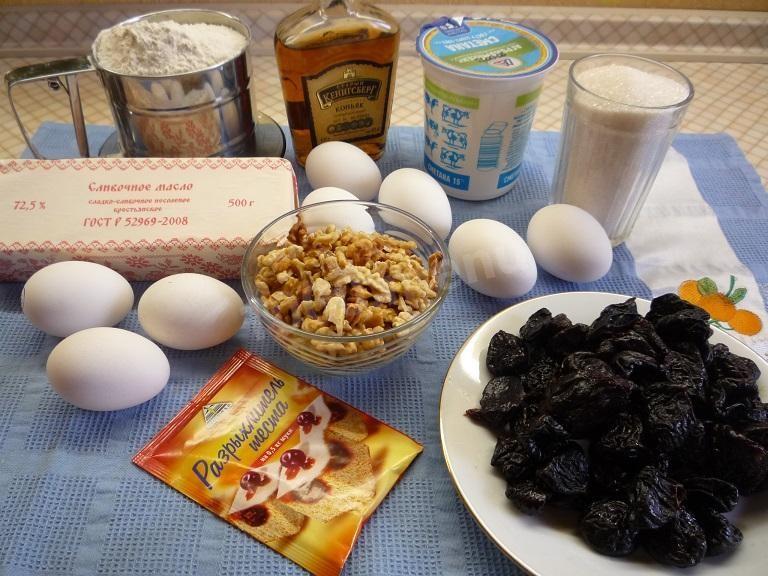 Шаг 1 приготовления Торт на сливочном масле на желтках с черносливом и орехами