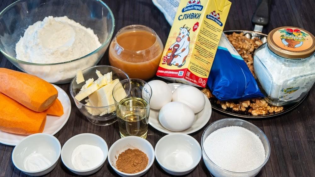 Шаг 1 приготовления Морковный торт с карамелью, грецкими орехами и сливками