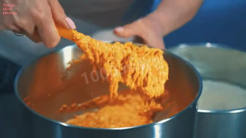Шаг 12 приготовления Морковный торт с карамелью, грецкими орехами и сливками
