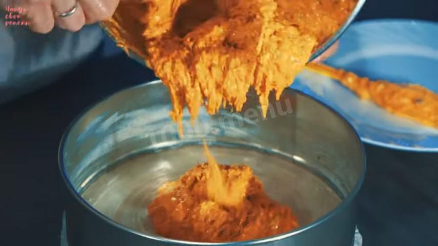 Шаг 13 приготовления Морковный торт с карамелью, грецкими орехами и сливками