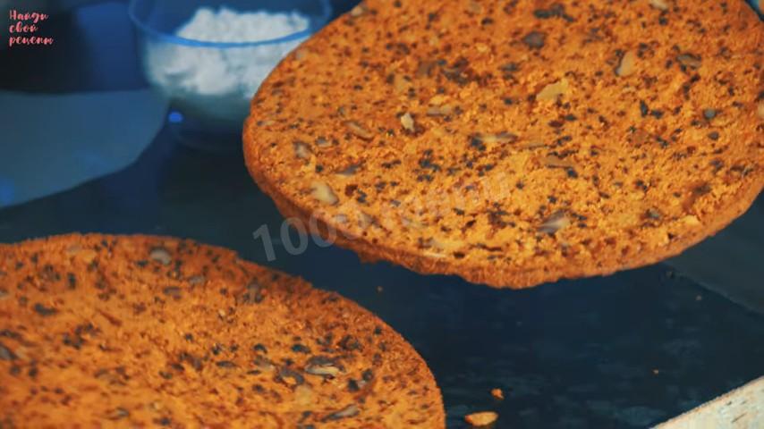 Шаг 15 приготовления Морковный торт с карамелью, грецкими орехами и сливками