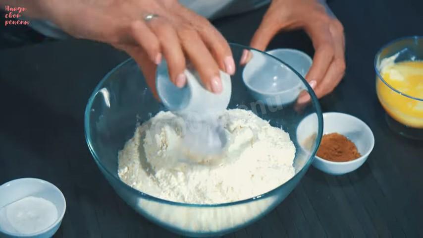 Шаг 2 приготовления Морковный торт с карамелью, грецкими орехами и сливками