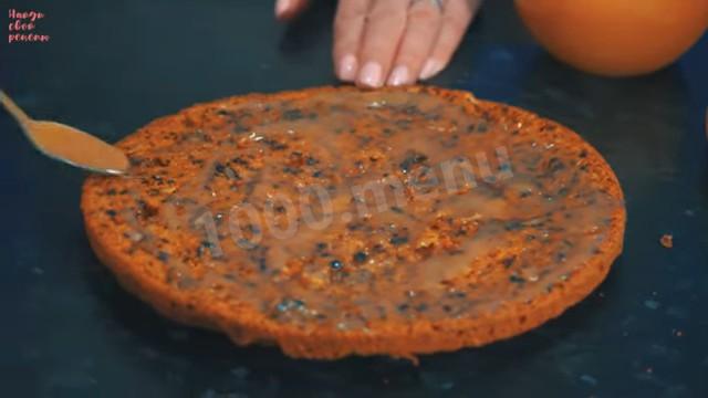 Шаг 21 приготовления Морковный торт с карамелью, грецкими орехами и сливками