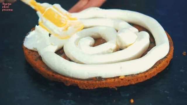 Шаг 22 приготовления Морковный торт с карамелью, грецкими орехами и сливками