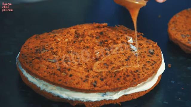 Шаг 23 приготовления Морковный торт с карамелью, грецкими орехами и сливками