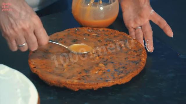 Шаг 24 приготовления Морковный торт с карамелью, грецкими орехами и сливками