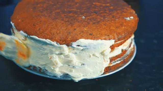 Шаг 26 приготовления Морковный торт с карамелью, грецкими орехами и сливками