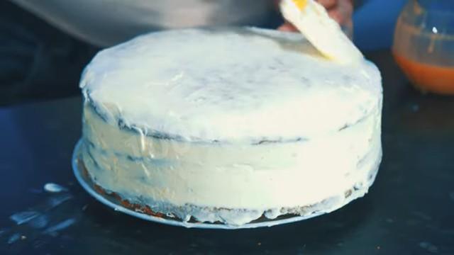 Шаг 27 приготовления Морковный торт с карамелью, грецкими орехами и сливками