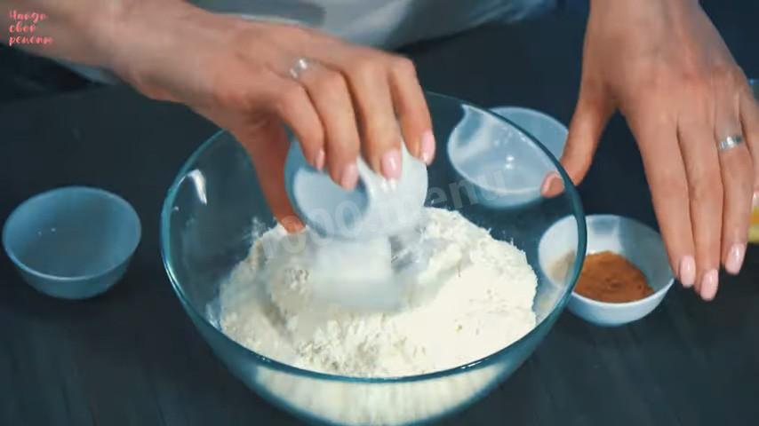 Шаг 3 приготовления Морковный торт с карамелью, грецкими орехами и сливками