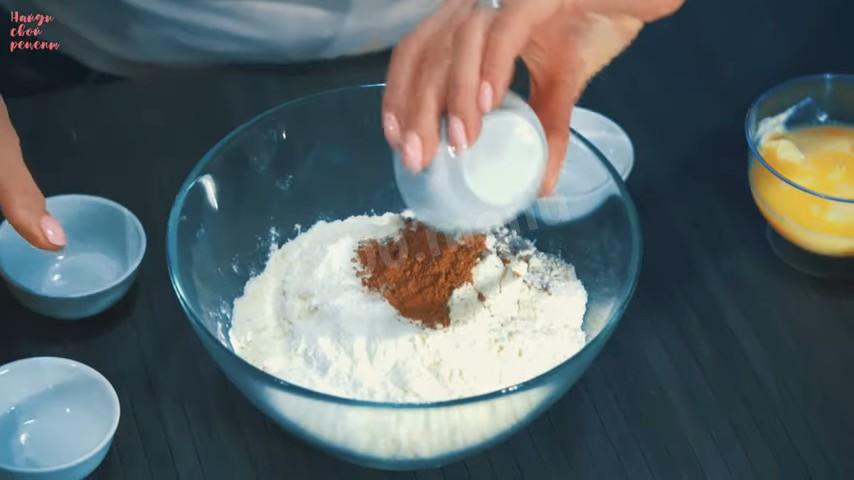 Шаг 4 приготовления Морковный торт с карамелью, грецкими орехами и сливками