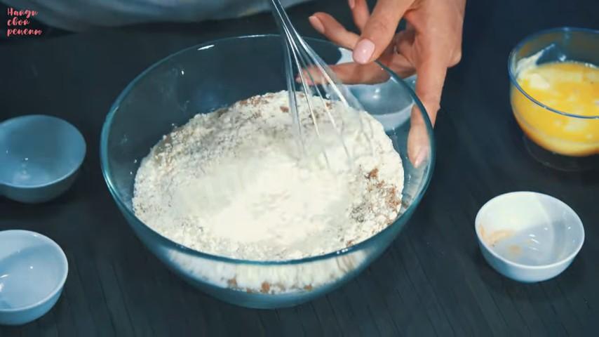 Шаг 5 приготовления Морковный торт с карамелью, грецкими орехами и сливками