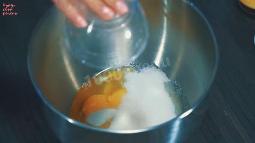 Шаг 7 приготовления Морковный торт с карамелью, грецкими орехами и сливками