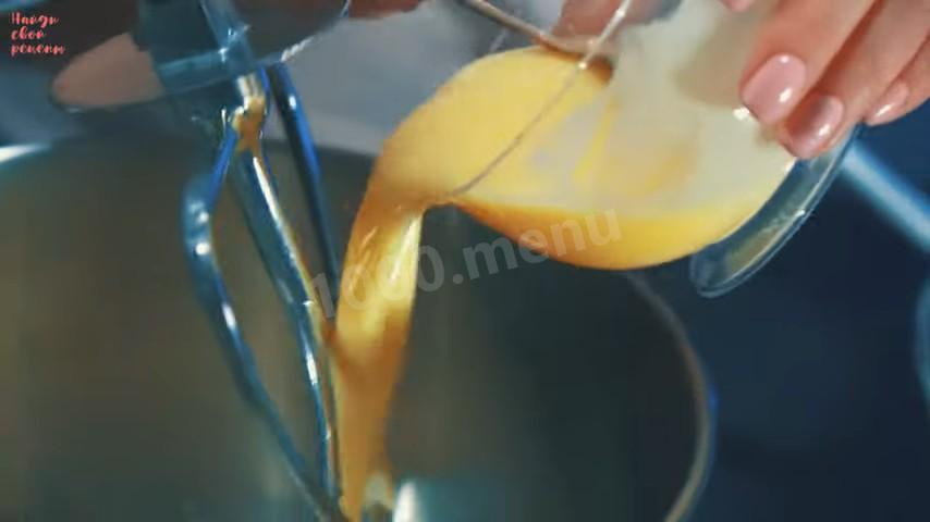 Шаг 8 приготовления Морковный торт с карамелью, грецкими орехами и сливками