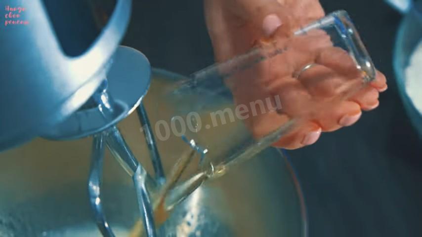 Шаг 9 приготовления Морковный торт с карамелью, грецкими орехами и сливками