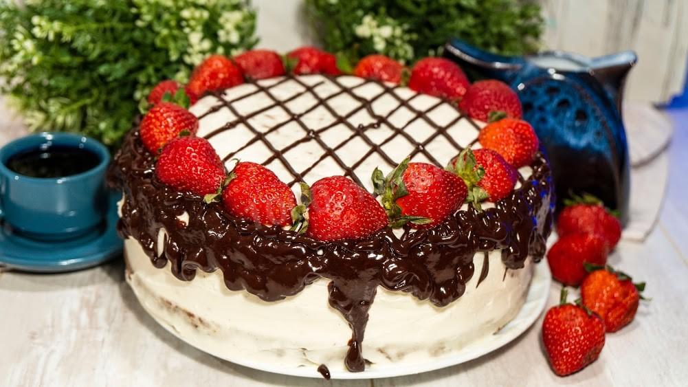 Обложка рецепта Морковный торт с карамелью, грецкими орехами и сливками