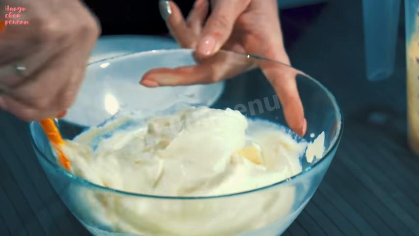 Шаг 12 приготовления Яркий творожный торт из печенья без выпечки