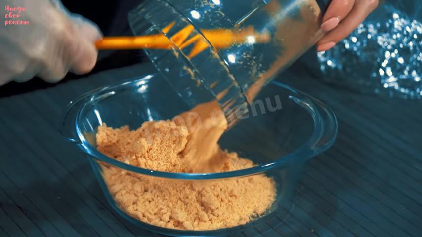 Шаг 5 приготовления Яркий творожный торт из печенья без выпечки