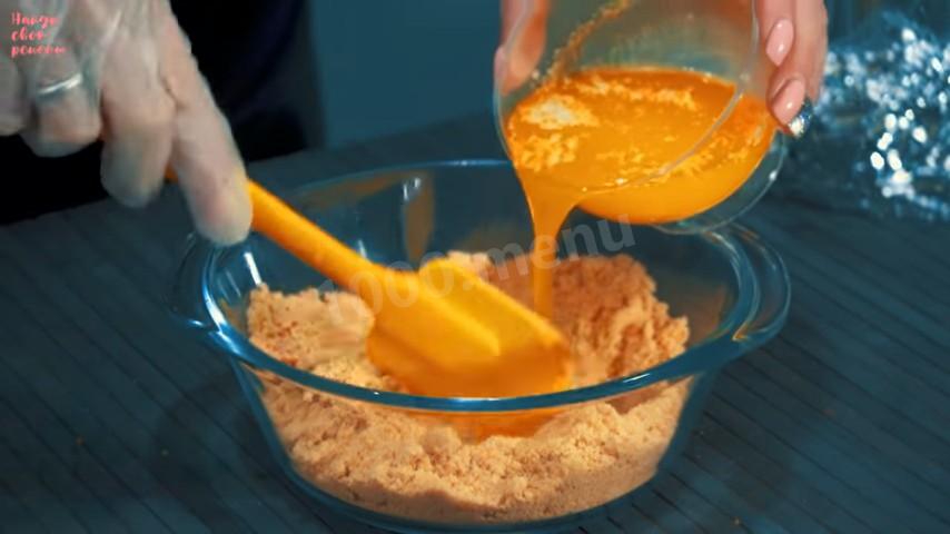 Шаг 6 приготовления Яркий творожный торт из печенья без выпечки