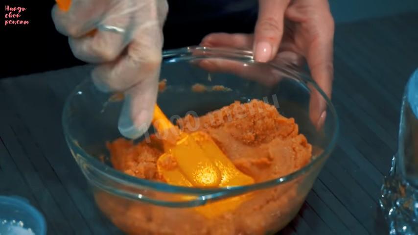Шаг 7 приготовления Яркий творожный торт из печенья без выпечки