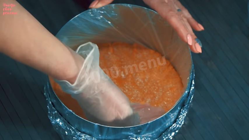 Шаг 9 приготовления Яркий творожный торт из печенья без выпечки