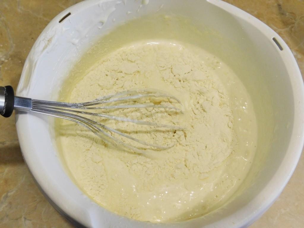 Шаг 1 приготовления Бисквитный торт с клубничной начинкой
