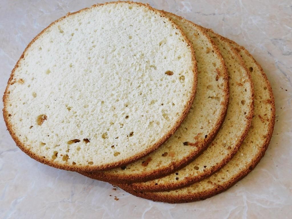Шаг 3 приготовления Бисквитный торт с клубничной начинкой