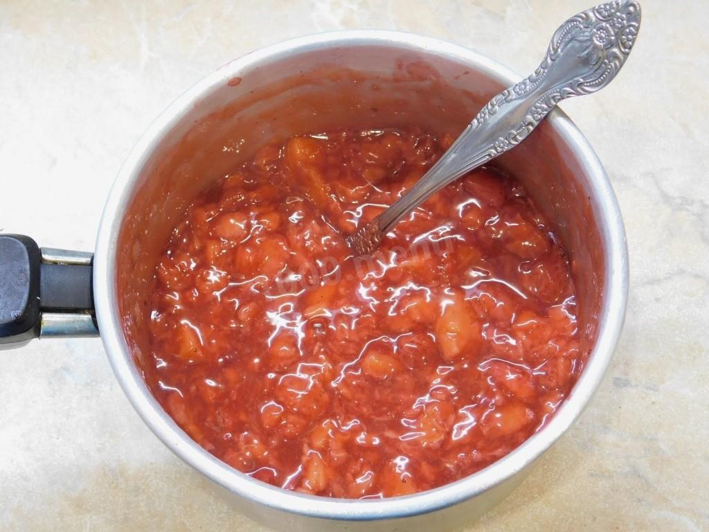 Шаг 5 приготовления Бисквитный торт с клубничной начинкой