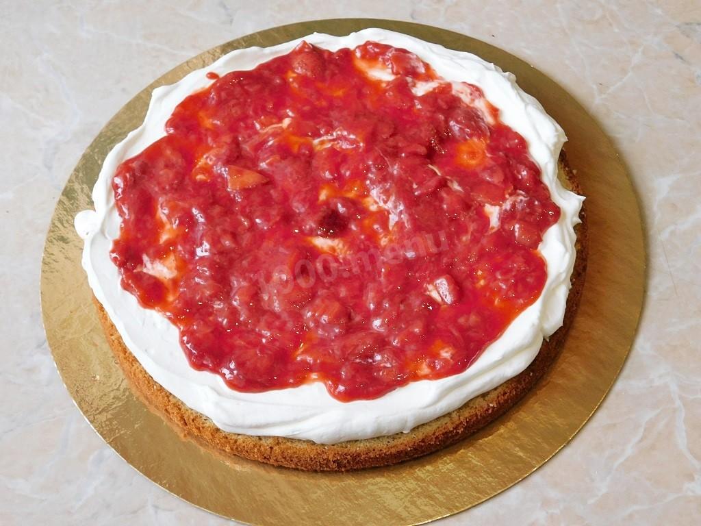 Шаг 7 приготовления Бисквитный торт с клубничной начинкой