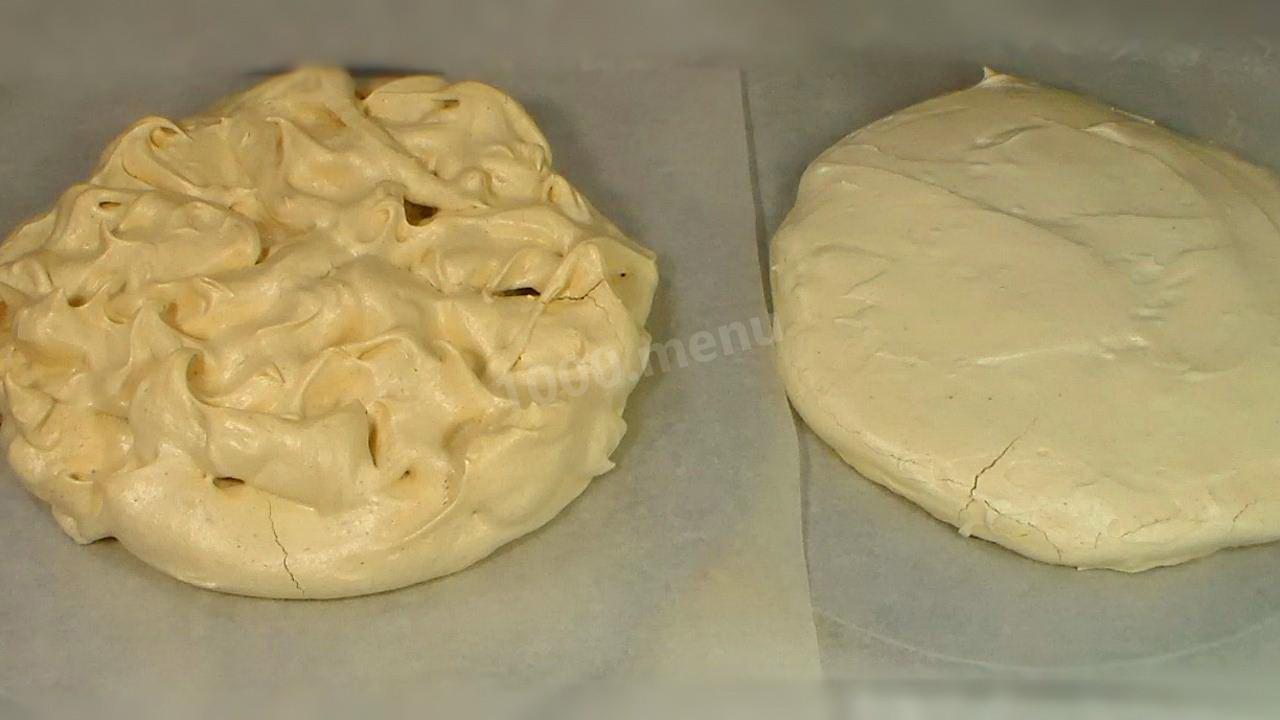 Шаг 7 приготовления Торт Павлова из безе со взбитыми сливками и ягодами
