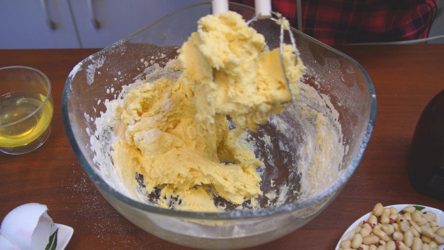 Шаг 10 приготовления Песочный торт с арахисом и грецкими орехами