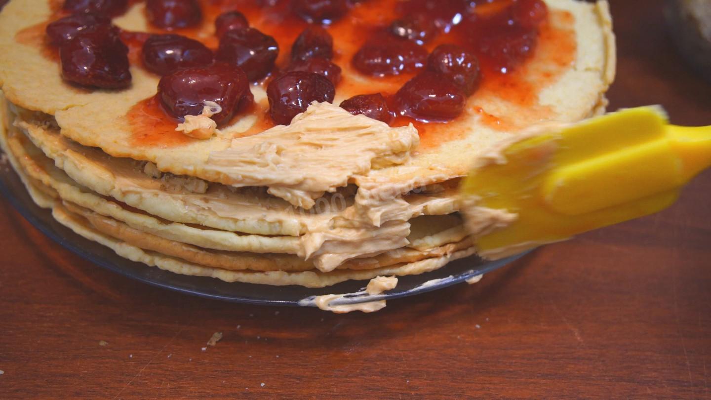 Шаг 24 приготовления Песочный торт с арахисом и грецкими орехами