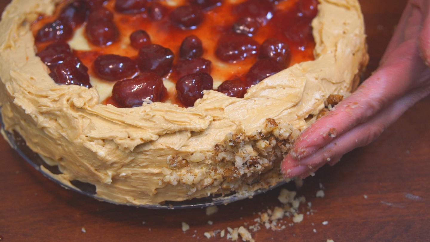 Шаг 25 приготовления Песочный торт с арахисом и грецкими орехами