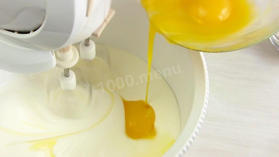 Шаг 2 приготовления Бисквитный торт Одуванчик со сливочным кремом