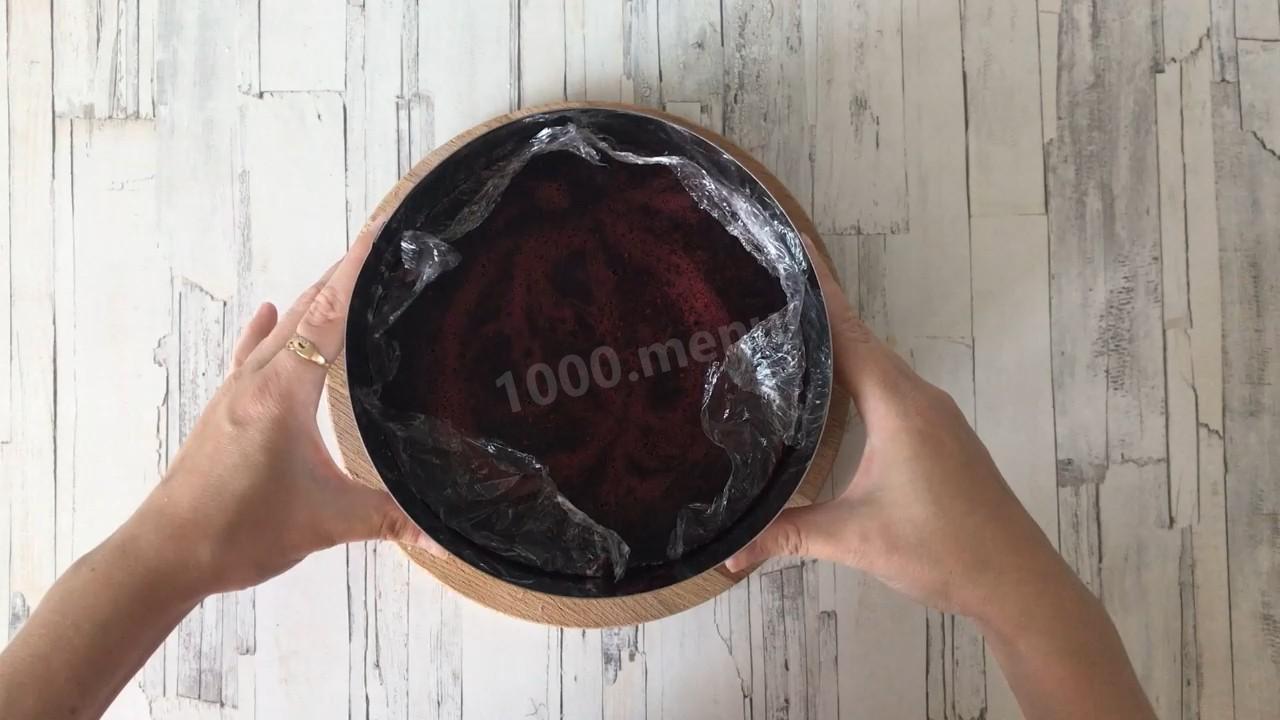 Шаг 21 приготовления Йогуртовый фисташковый торт с жимолостью