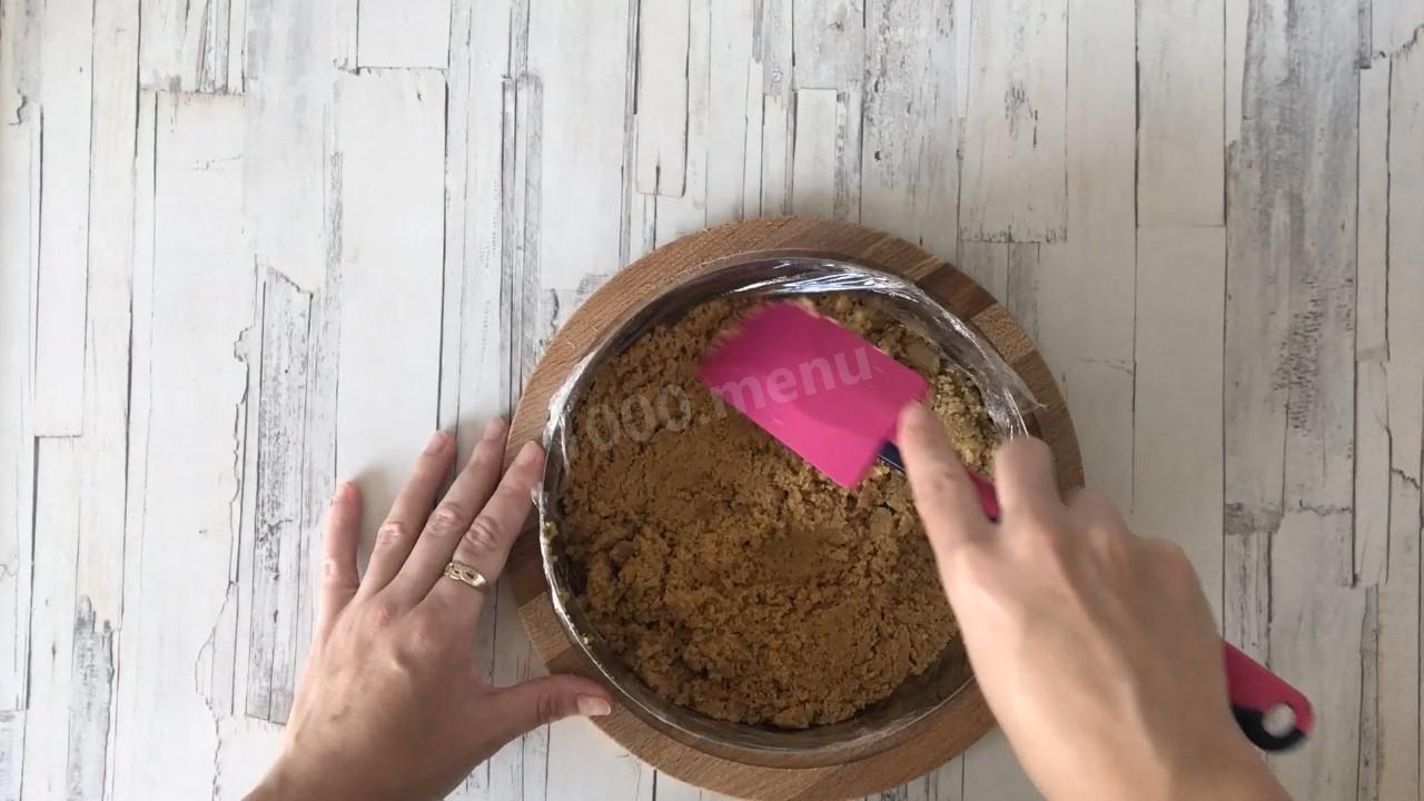Шаг 4 приготовления Йогуртовый фисташковый торт с жимолостью