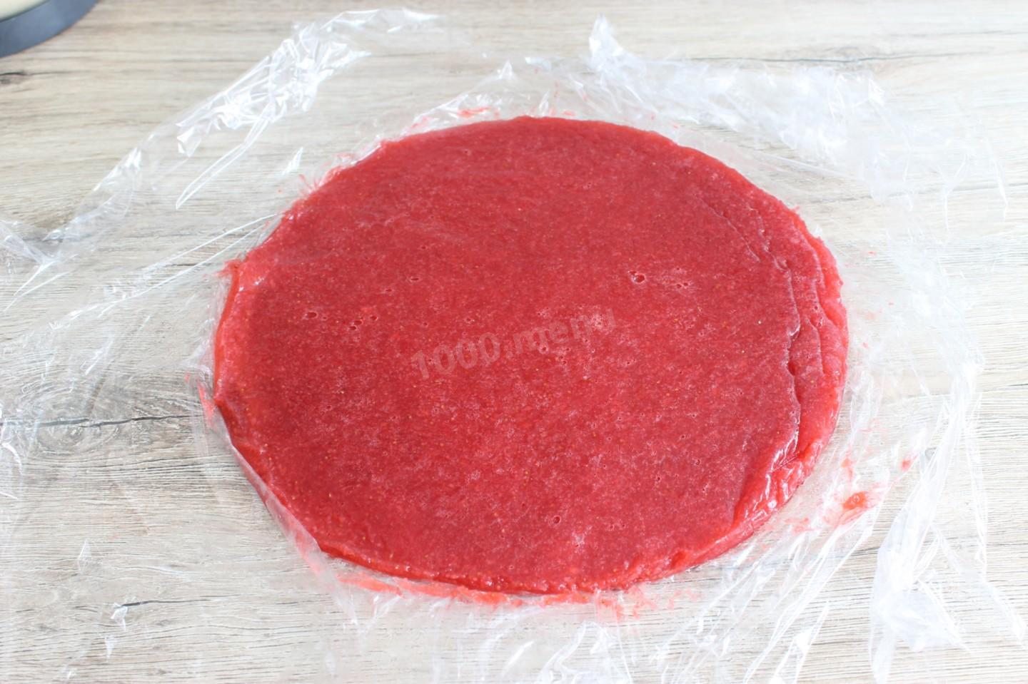 Шаг 10 приготовления Торт с клубникой с желатином и кокосовой стружкой
