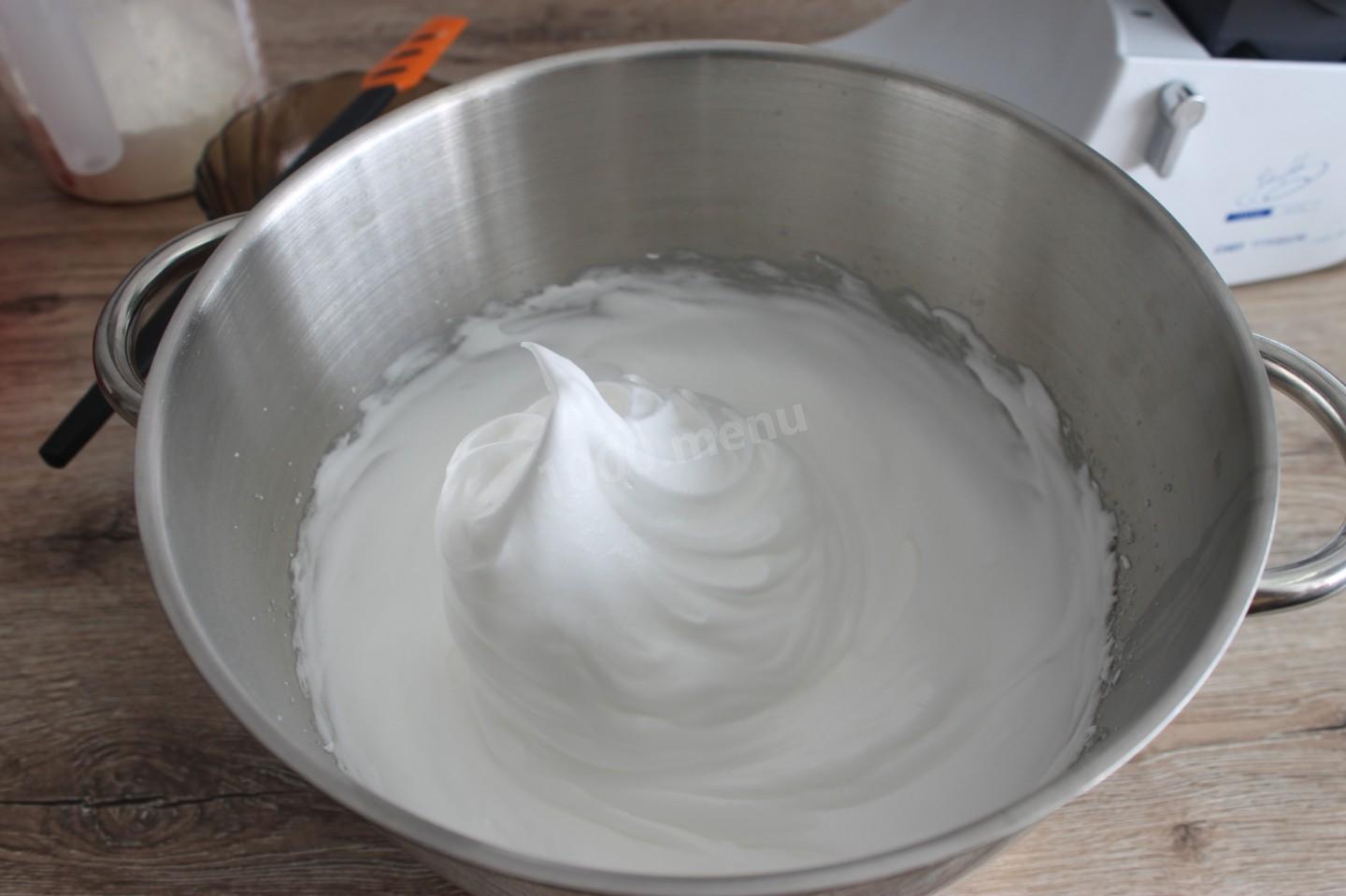 Шаг 2 приготовления Торт с клубникой с желатином и кокосовой стружкой