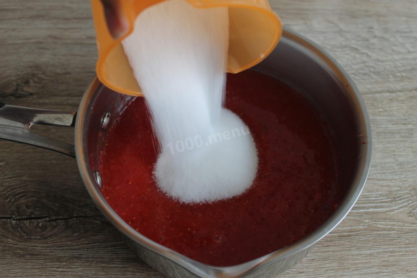 Шаг 8 приготовления Торт с клубникой с желатином и кокосовой стружкой