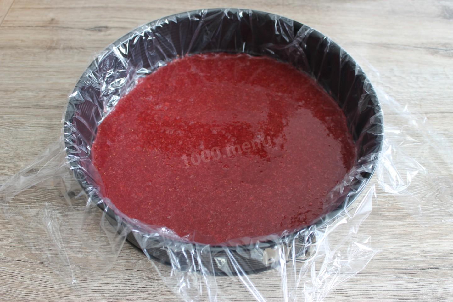 Шаг 9 приготовления Торт с клубникой с желатином и кокосовой стружкой