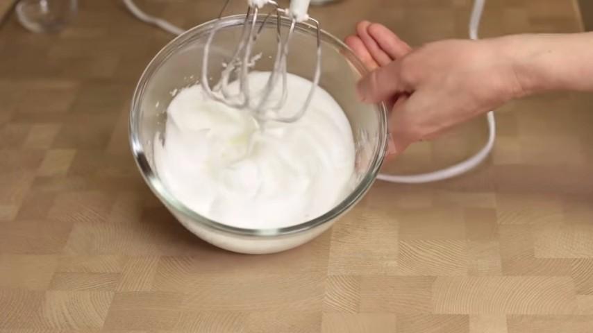 Шаг 3 приготовления INFINITY Лимонный торт с клубничным муссом